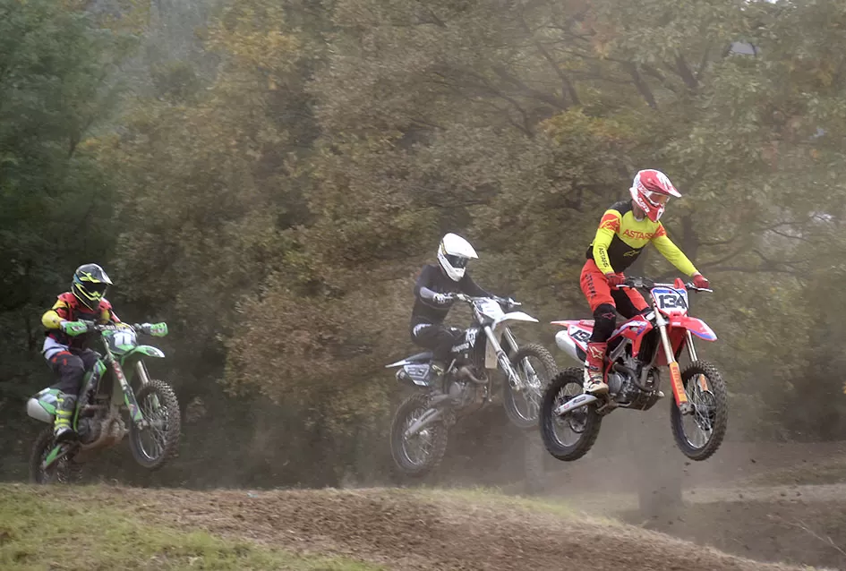 Atraktivne vožnje motociklista na motocross stazi Villare
