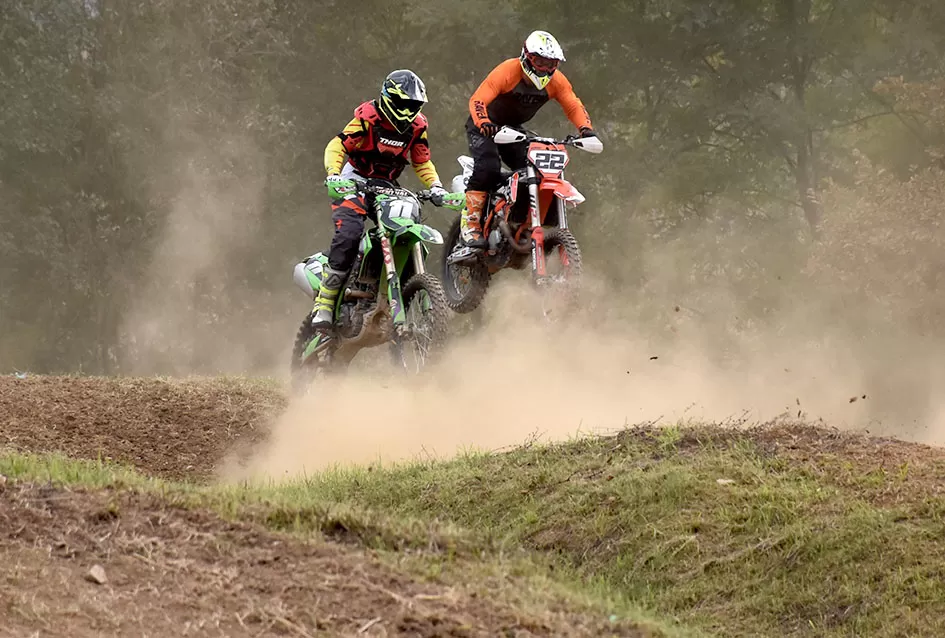 Atraktivne vožnje motociklista na motocross stazi Villare