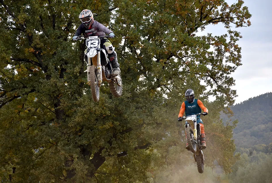 Atraktivne vožnje motociklista na motocross stazi Villare