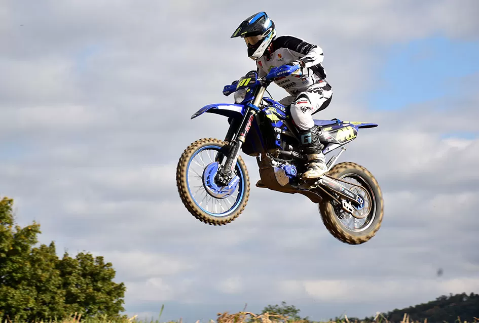 Atraktivne vožnje motociklista na motocross stazi Villare