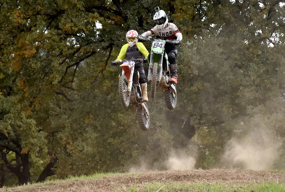 Atraktivne vožnje motociklista na motocross stazi Villare