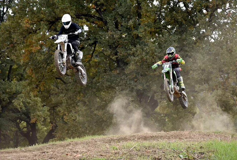Atraktivne vožnje motociklista na motocross stazi Villare