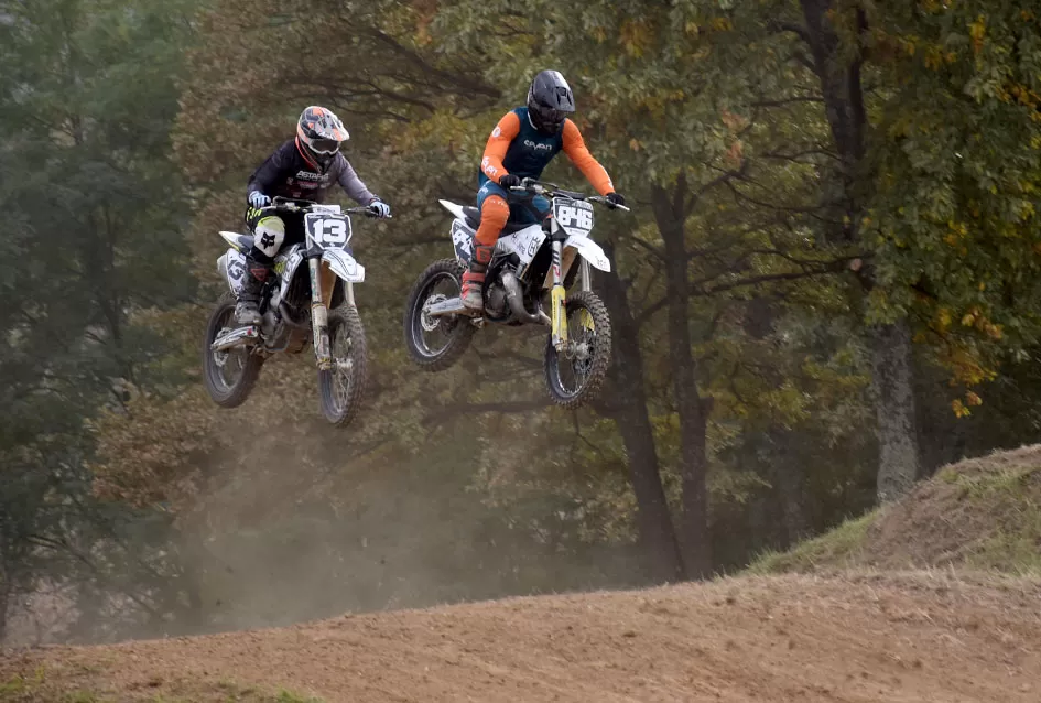 Atraktivne vožnje motociklista na motocross stazi Villare