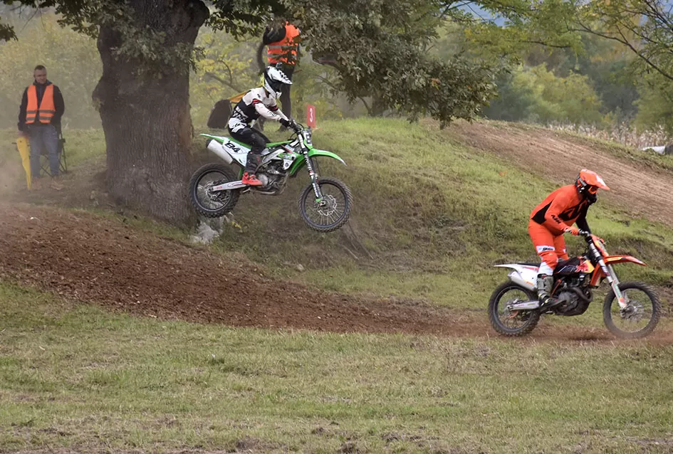 Atraktivne vožnje motociklista na motocross stazi Villare