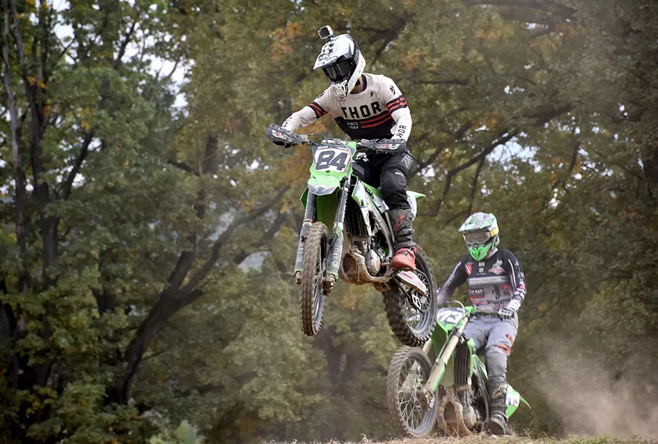 Atraktivne vožnje motociklista na motocross stazi Villare