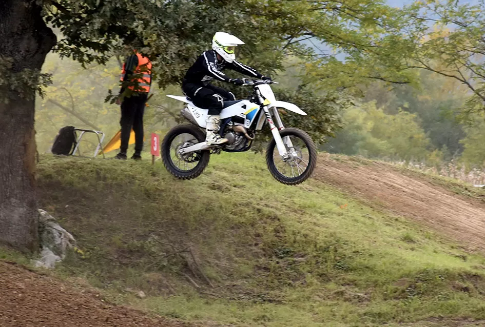 Atraktivne vožnje motociklista na motocross stazi Villare