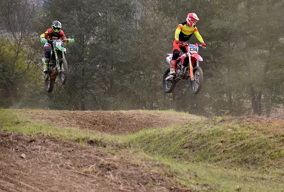 Atraktivne vožnje motociklista na motocross stazi Villare