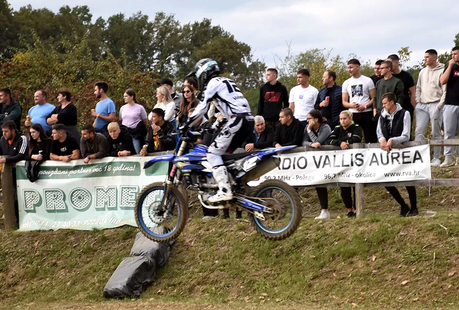 Atraktivne vožnje motociklista na motocross stazi Villare