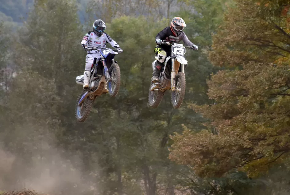 Atraktivne vožnje motociklista na motocross stazi Villare