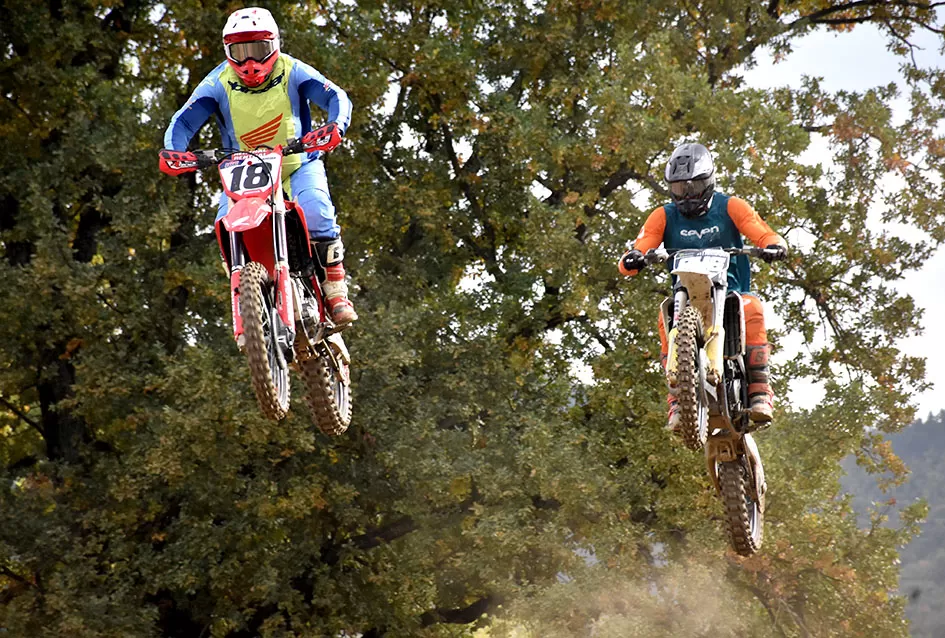 Atraktivne vožnje motociklista na motocross stazi Villare