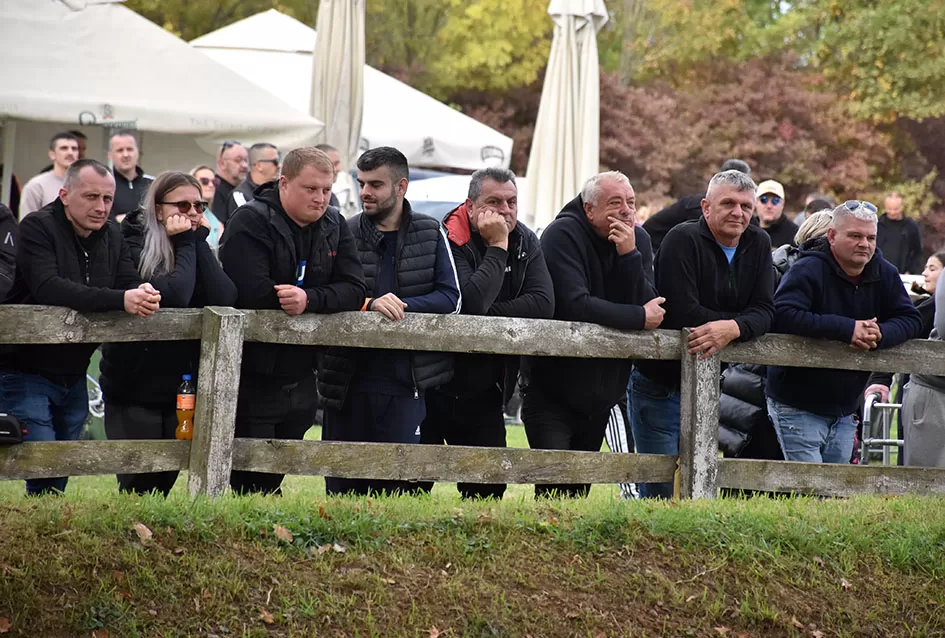 Atraktivne vožnje motociklista na motocross stazi Villare