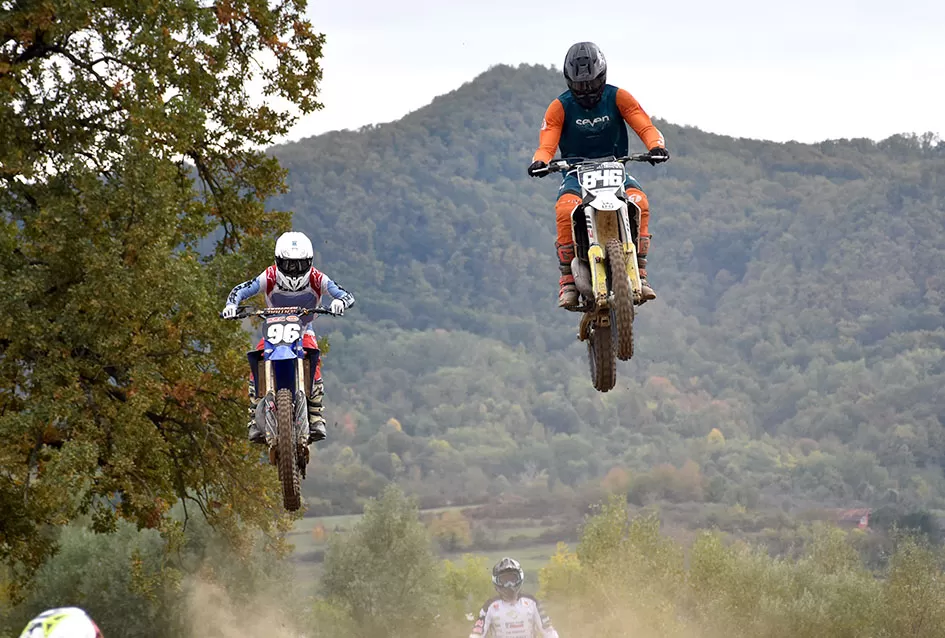Atraktivne vožnje motociklista na motocross stazi Villare