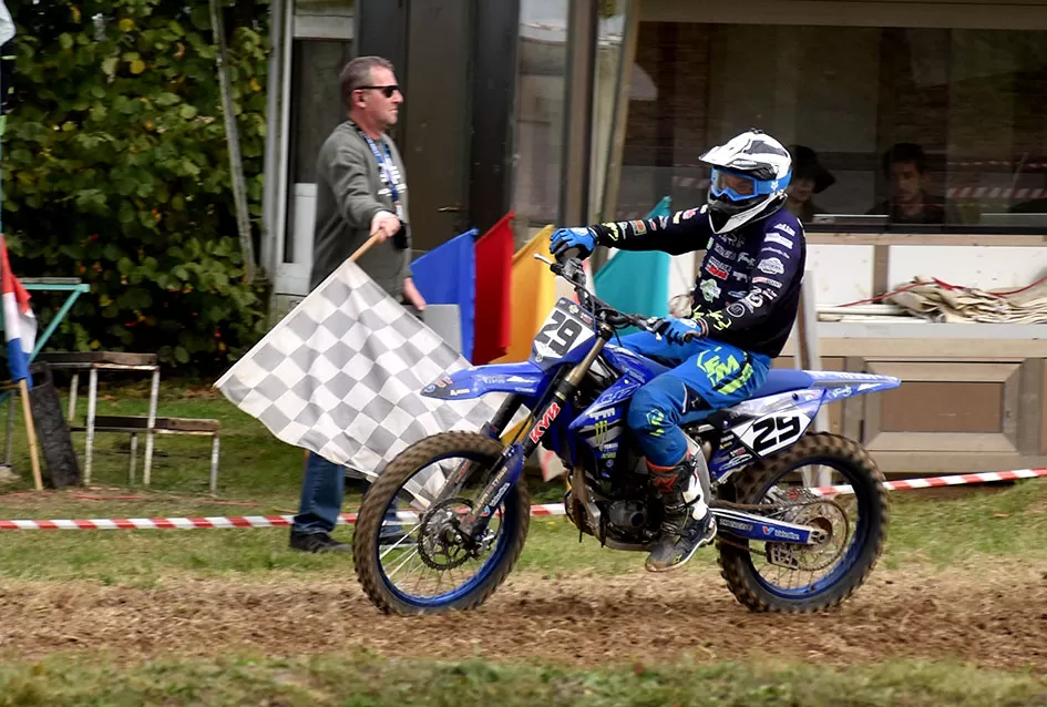 Atraktivne vožnje motociklista na motocross stazi Villare