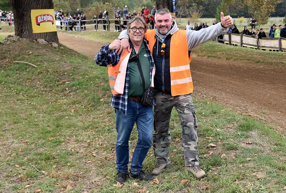 Atraktivne vožnje motociklista na motocross stazi Villare
