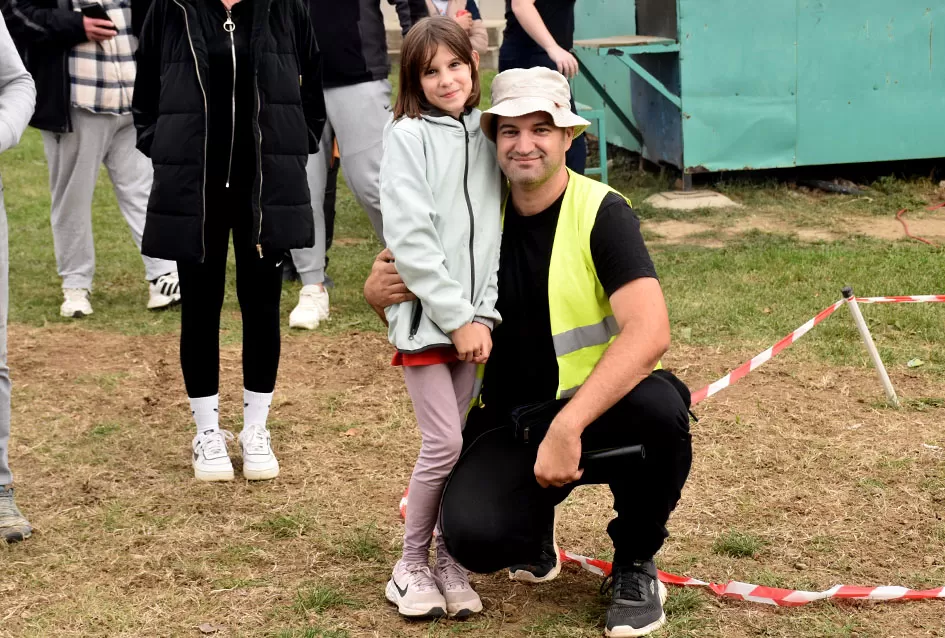 Atraktivne vožnje motociklista na motocross stazi Villare