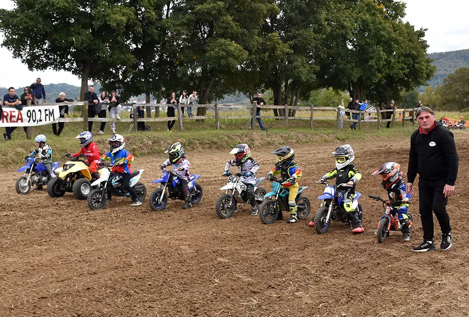 Atraktivne vožnje motociklista na motocross stazi Villare