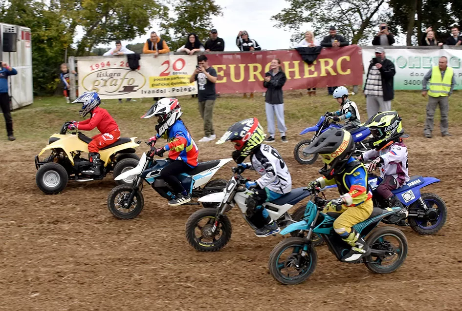 Atraktivne vožnje motociklista na motocross stazi Villare