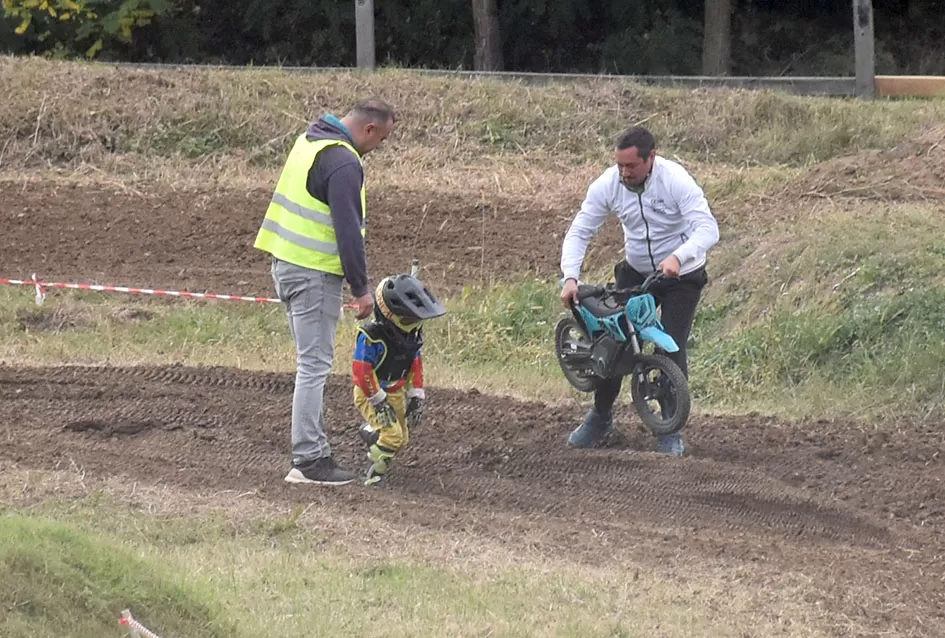 Atraktivne vožnje motociklista na motocross stazi Villare