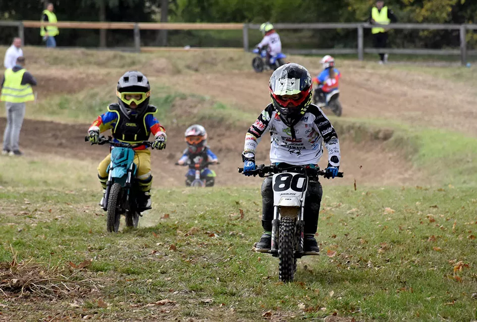 Atraktivne vožnje motociklista na motocross stazi Villare