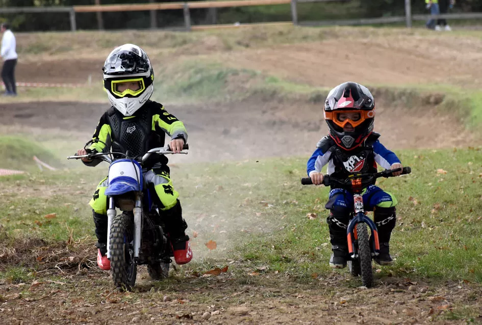 Atraktivne vožnje motociklista na motocross stazi Villare