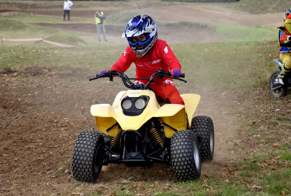 Atraktivne vožnje motociklista na motocross stazi Villare
