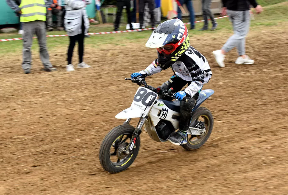 Atraktivne vožnje motociklista na motocross stazi Villare