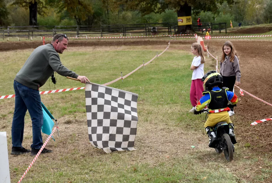 Atraktivne vožnje motociklista na motocross stazi Villare