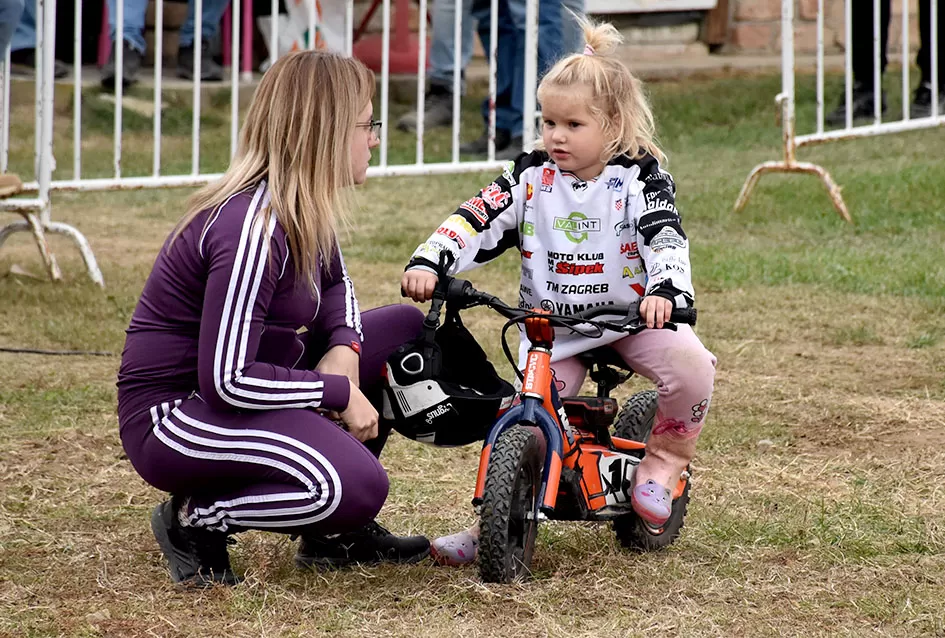 Atraktivne vožnje motociklista na motocross stazi Villare