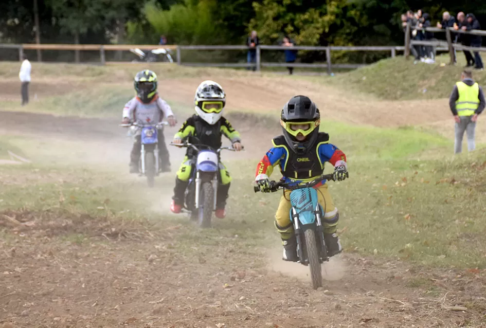 Atraktivne vožnje motociklista na motocross stazi Villare