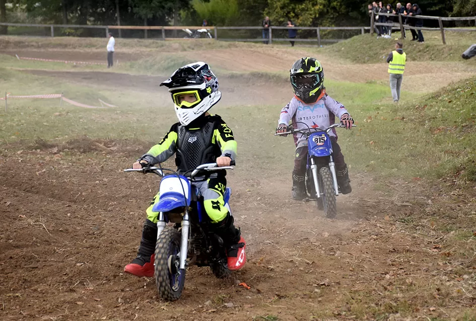 Atraktivne vožnje motociklista na motocross stazi Villare