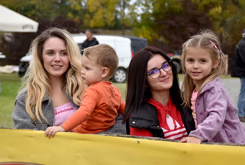 Atraktivne vožnje motociklista na motocross stazi Villare