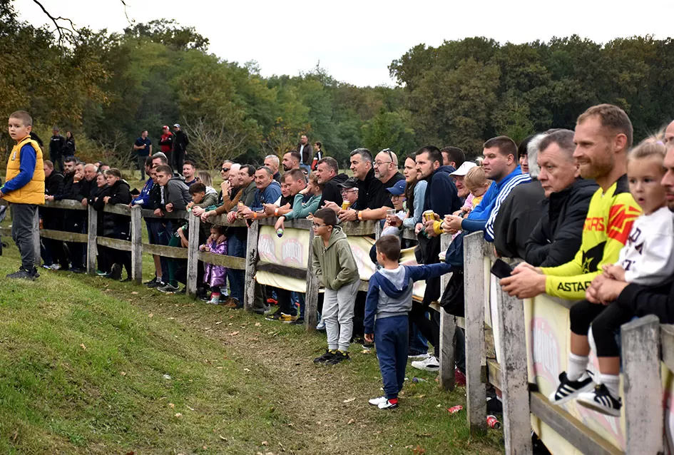 Atraktivne vožnje motociklista na motocross stazi Villare