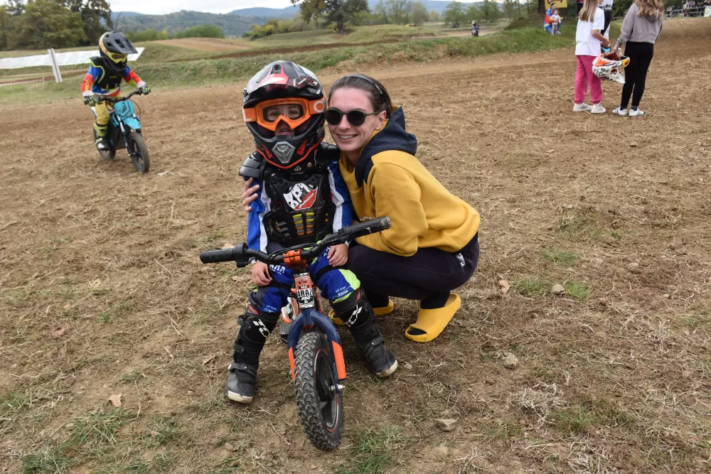 Atraktivne vožnje motociklista na motocross stazi Villare