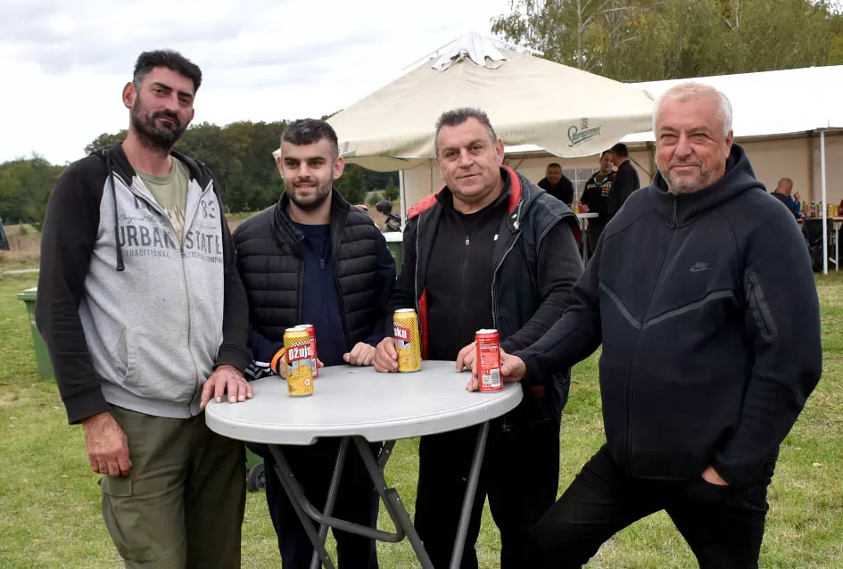 Atraktivne vožnje motociklista na motocross stazi Villare