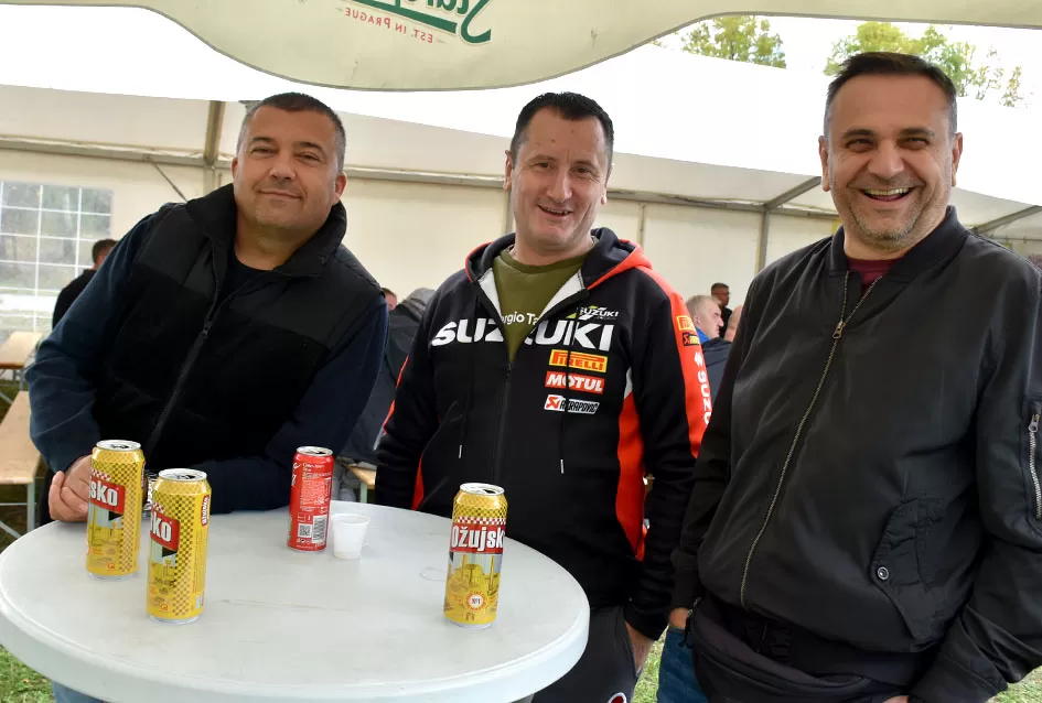 Atraktivne vožnje motociklista na motocross stazi Villare