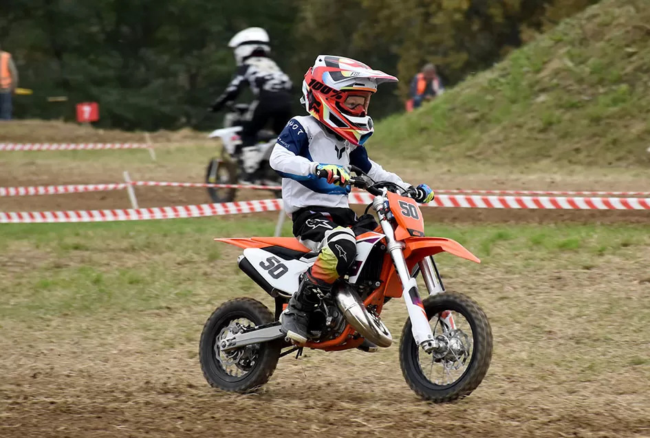 Atraktivne vožnje motociklista na motocross stazi Villare
