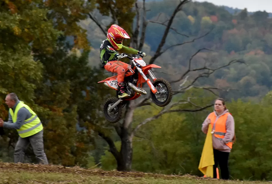 Atraktivne vožnje motociklista na motocross stazi Villare