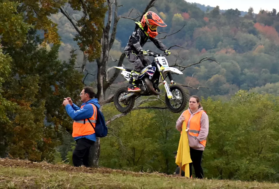 Atraktivne vožnje motociklista na motocross stazi Villare