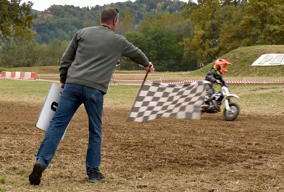 Atraktivne vožnje motociklista na motocross stazi Villare