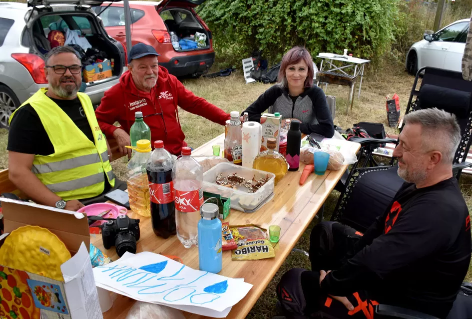 Atraktivne vožnje motociklista na motocross stazi Villare