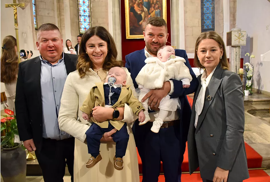Požega.eu | Dva osmijeha, dvostruka radost: Blizanci Dora i Lovro kršteni u Požegi