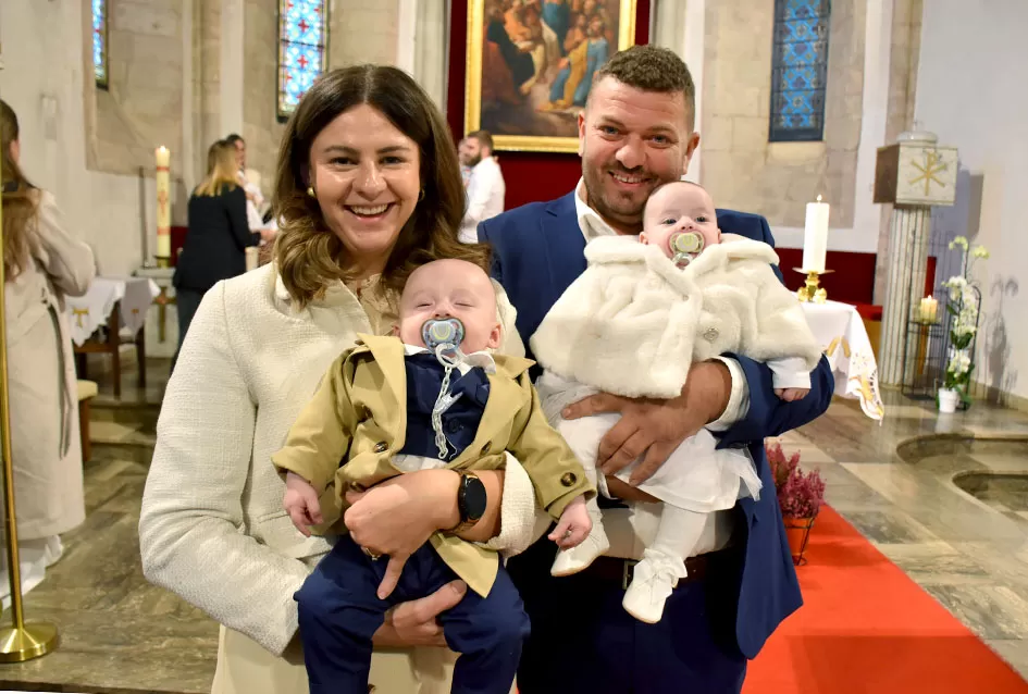 Dva osmijeha, dvostruka radost: Blizanci Dora i Lovro kršteni u Požegi