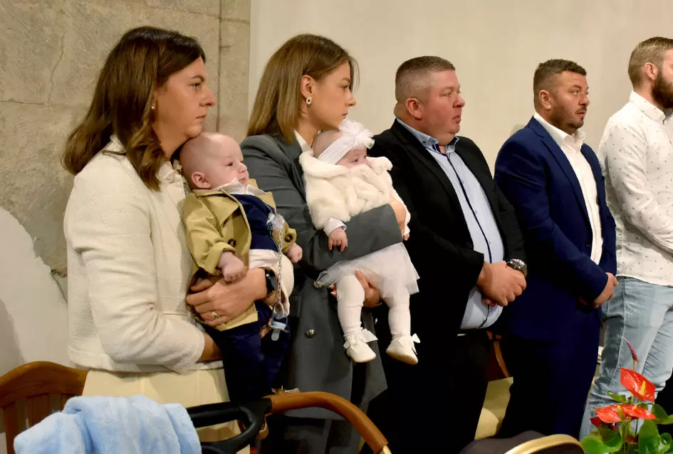 Dva osmijeha, dvostruka radost: Blizanci Dora i Lovro kršteni u Požegi
