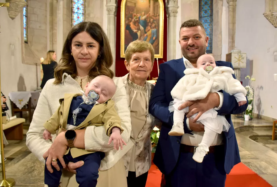 Dva osmijeha, dvostruka radost: Blizanci Dora i Lovro kršteni u Požegi