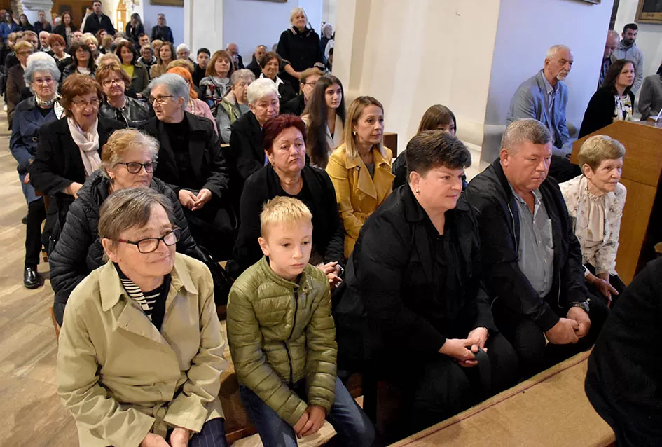 Dva osmijeha, dvostruka radost: Blizanci Dora i Lovro kršteni u Požegi