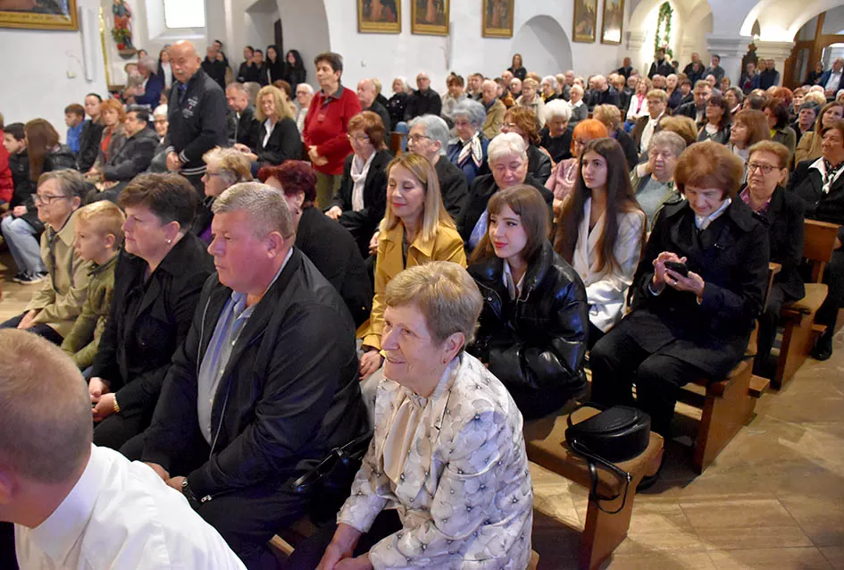 Dva osmijeha, dvostruka radost: Blizanci Dora i Lovro kršteni u Požegi