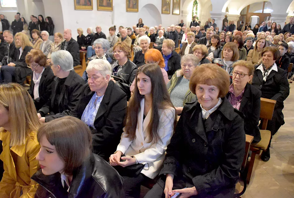 Dva osmijeha, dvostruka radost: Blizanci Dora i Lovro kršteni u Požegi