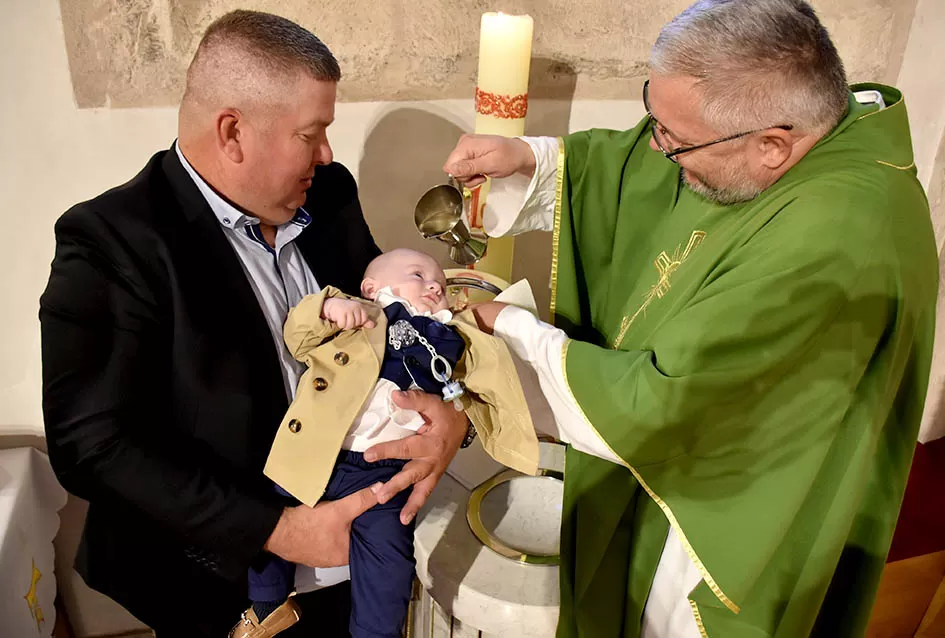 Dva osmijeha, dvostruka radost: Blizanci Dora i Lovro kršteni u Požegi