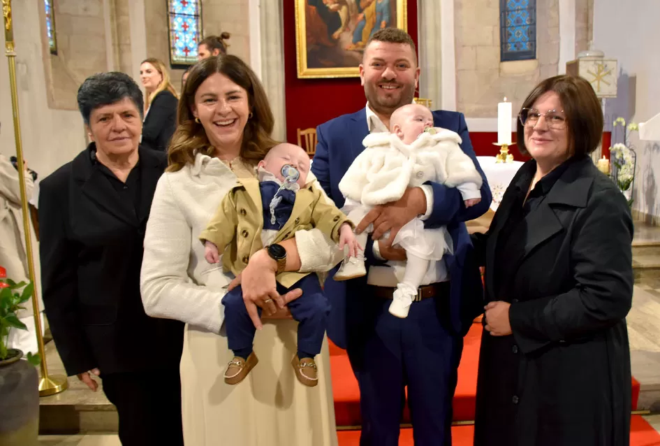 Dva osmijeha, dvostruka radost: Blizanci Dora i Lovro kršteni u Požegi