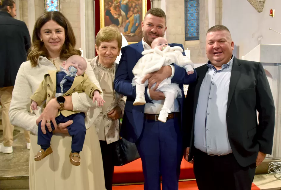 Dva osmijeha, dvostruka radost: Blizanci Dora i Lovro kršteni u Požegi